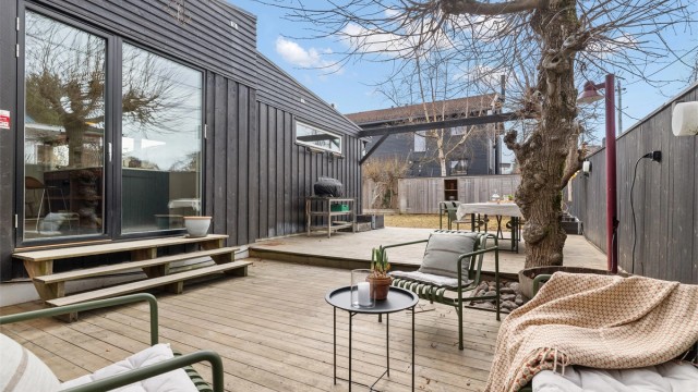 Terrasse utenfor kjøkkenet med stikkontakt og belysning