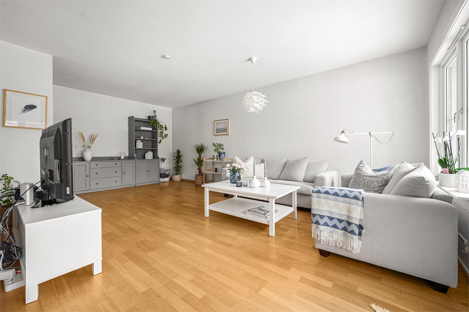 Stuen er romslig og lett å møblere, med 2-stavs parkett på gulvet.