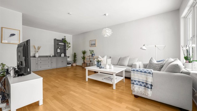 Stuen er romslig og lett å møblere, med 2-stavs parkett på gulvet.