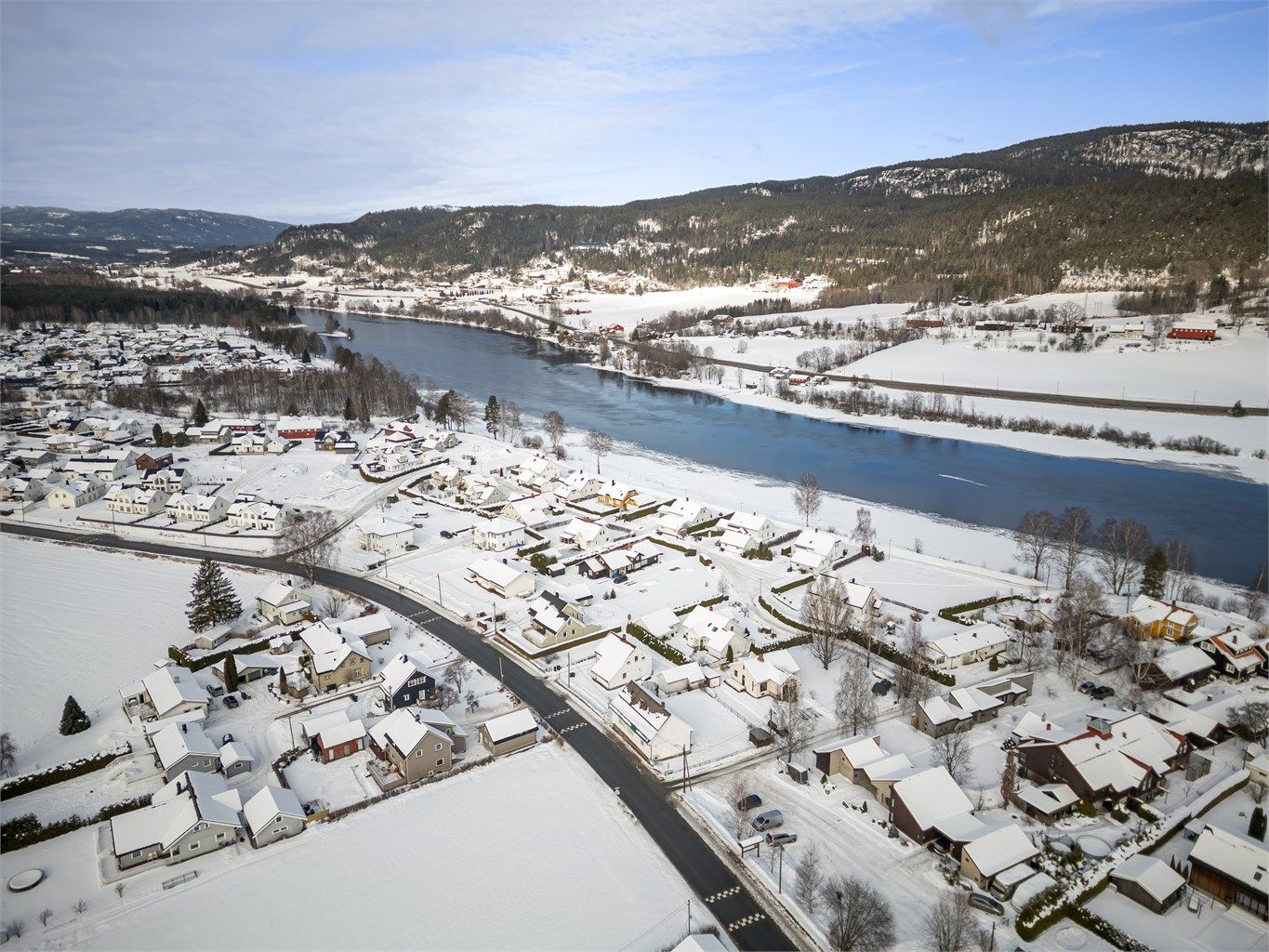 Gulden Kunstverk som holder utstillinger av kjente kunstnere ligger tvers over gata.