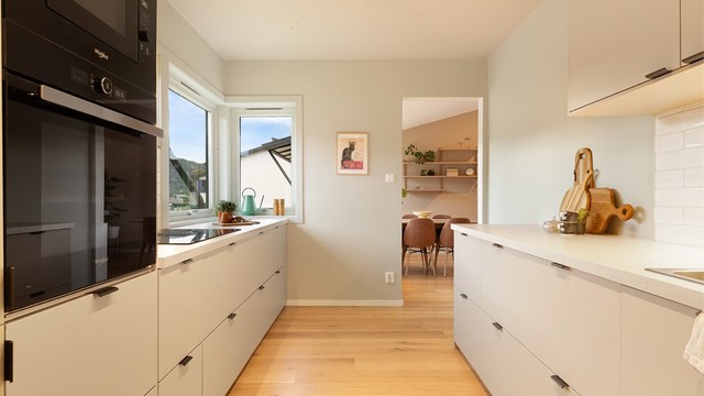 Kjøkkenet er oppgradert i 2024 med ny innredning fra IKEA og integrerte hvitevarer