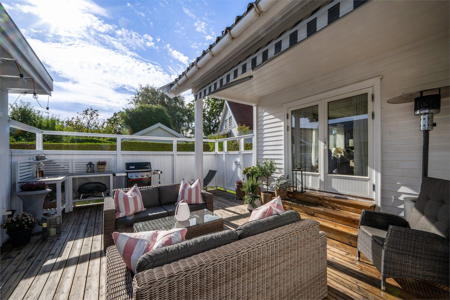 Treterrassen rommer store sofagrupper og danner en naturlig forlengelse av stuen.