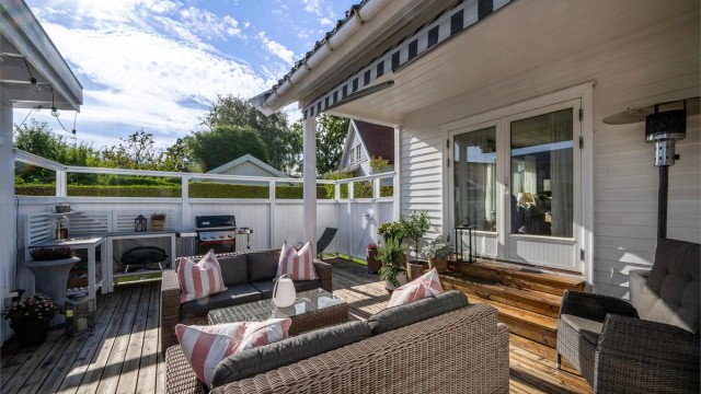 Treterrassen rommer store sofagrupper og danner en naturlig forlengelse av stuen.