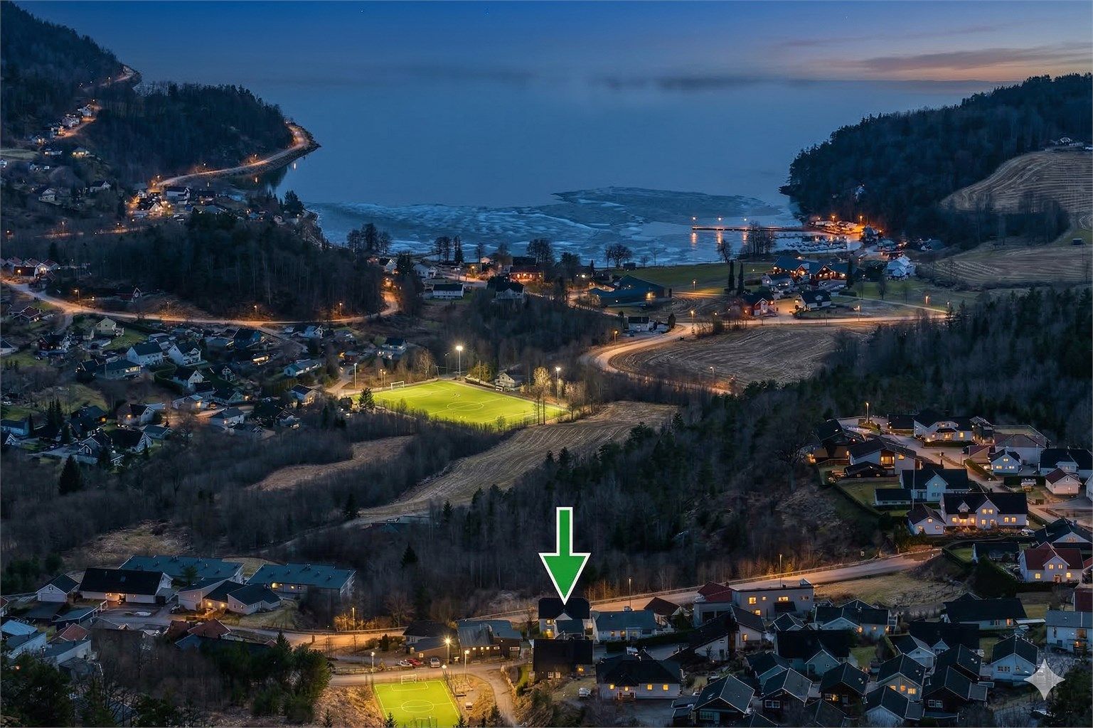 Huset ligget høyt og luftig til med fotballbaner, klatrevegg, turmuligheter, Drammensfjorden, samt. skole og barnehage i nærheten