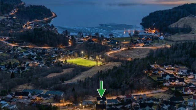 Huset ligget høyt og luftig til med fotballbaner, klatrevegg, turmuligheter, Drammensfjorden, samt. skole og barnehage i nærheten