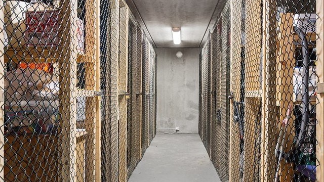 Leiligheten har en bod på ca. 6 kvm i 3. etasje og en bod på ca. 4 kvm i felles underetasje (ved garasjeanlegg).