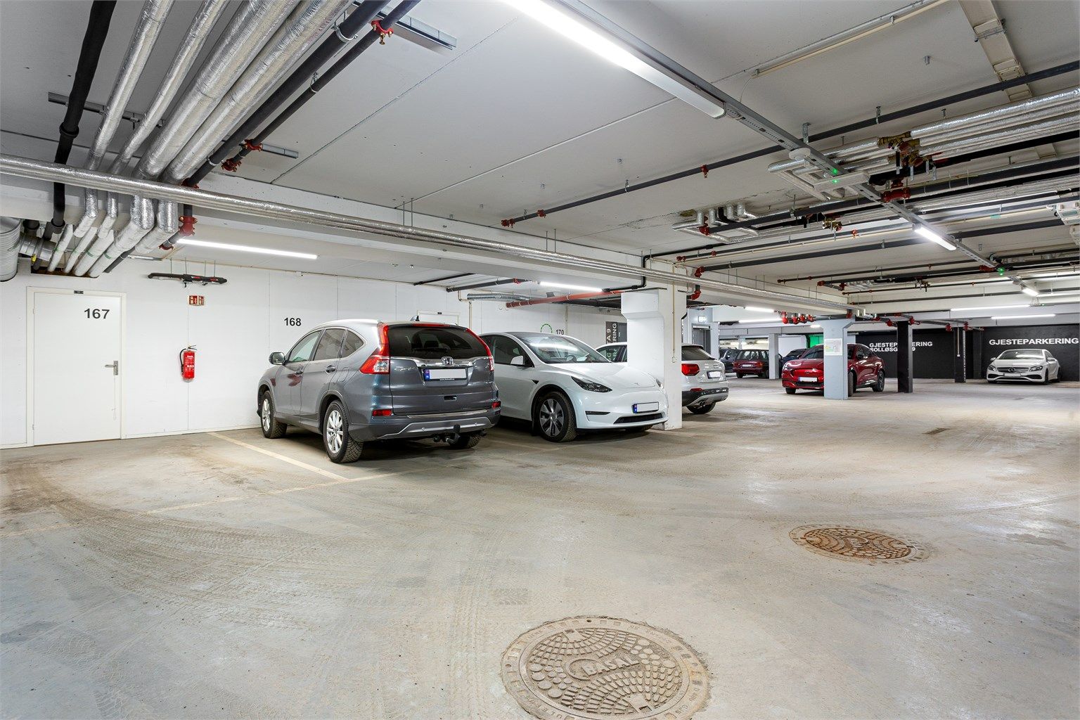 Leiligheten har en medfølgende endeparkeringsplass i felles garasjeanlegg. Tilrettelagt for etablering av ladeboks til el-bil.
