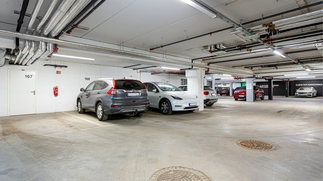Leiligheten har en medfølgende endeparkeringsplass i felles garasjeanlegg. Tilrettelagt for etablering av ladeboks til el-bil.