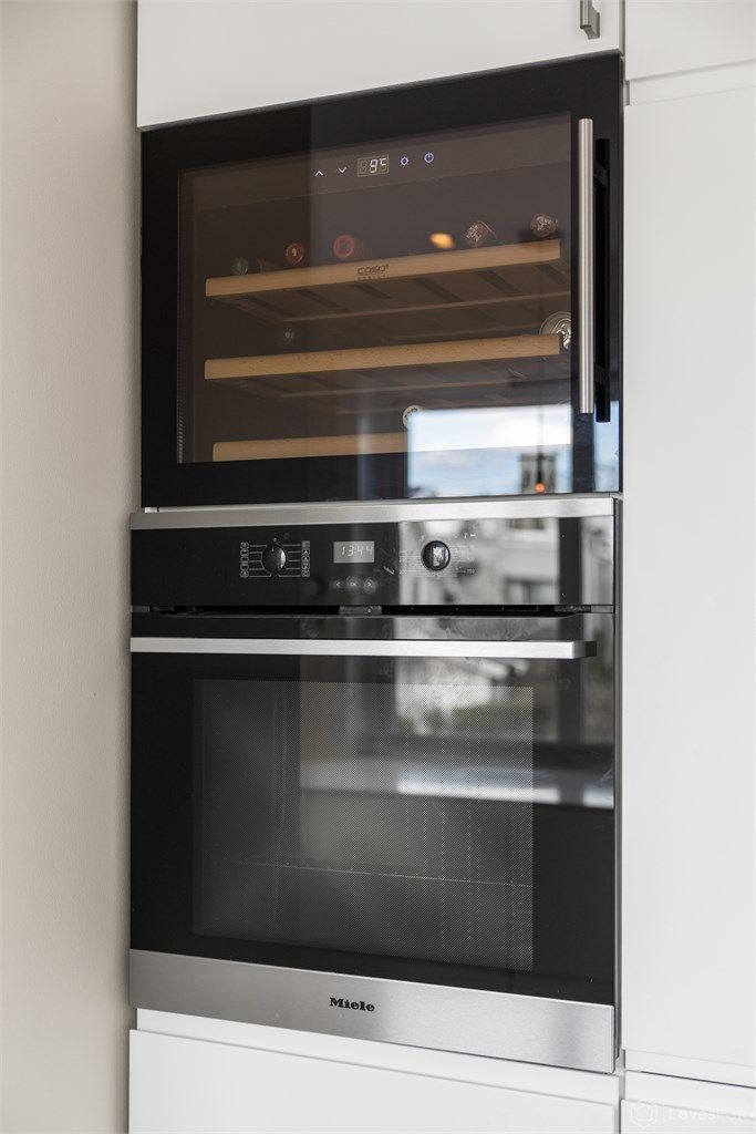 Høyskap med integrert stekeovn og vinskap.