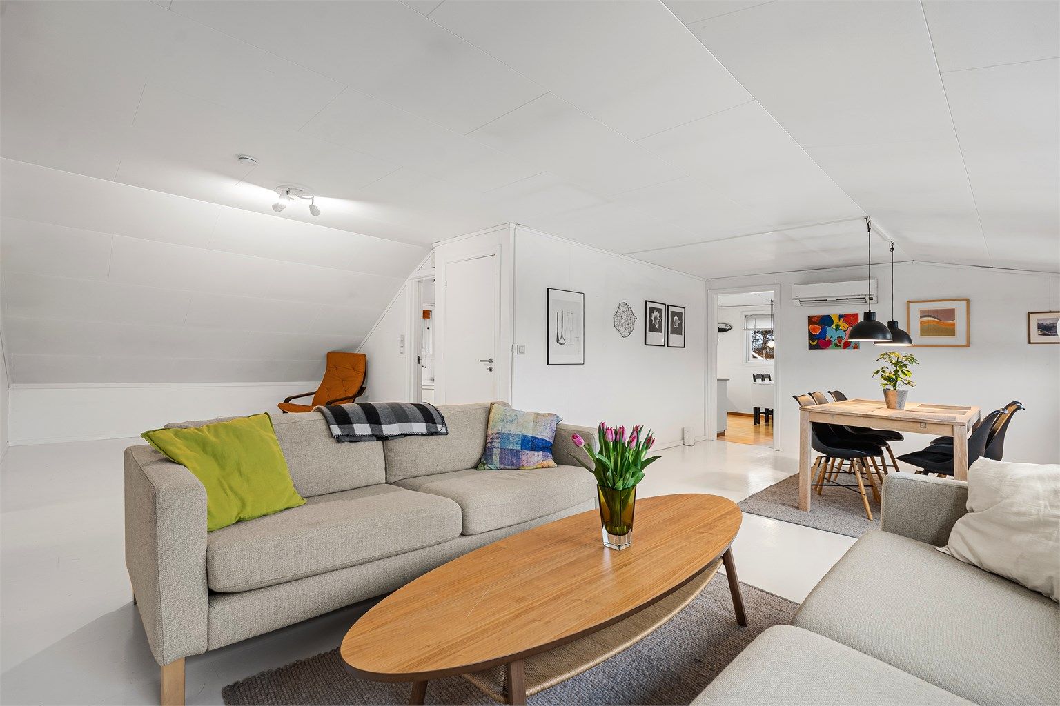 Adskilt inngang til bad fra stue. 