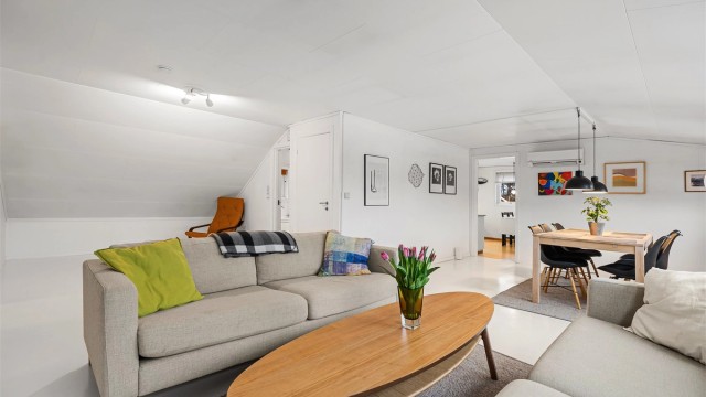 Adskilt inngang til bad fra stue.