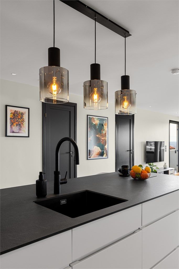 Praktisk kjøkkenøy med mye ekstra lagring og barløsning 