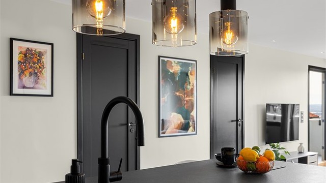 Praktisk kjøkkenøy med mye ekstra lagring og barløsning