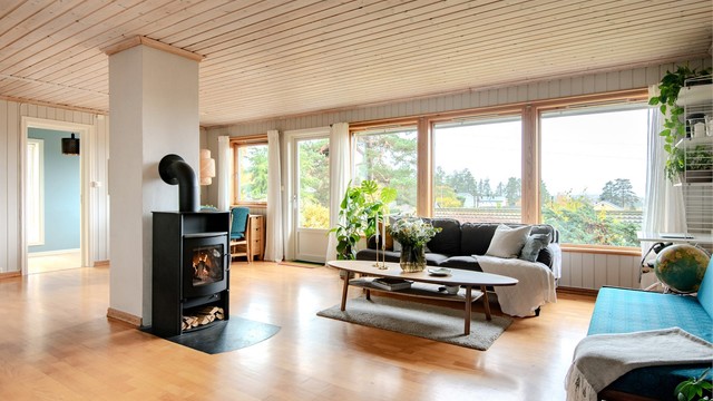 Stuen har en effektiv og varmende peisovn og store vindusflater med direkte utgang til uteplassen.