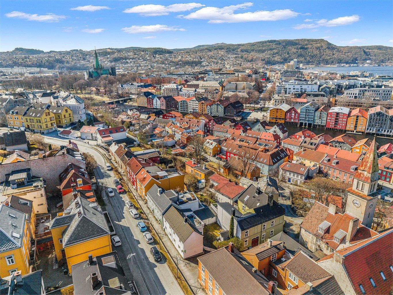 Tar man en spasertur ned til Bakklandet vil man oppleve små kafeer samt nærhet til Nidelven med gode turmuligheter.