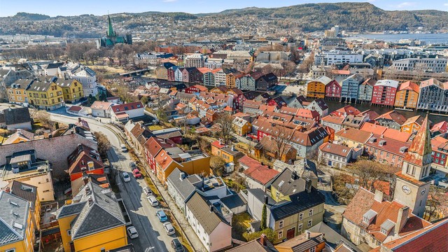 Tar man en spasertur ned til Bakklandet vil man oppleve små kafeer samt nærhet til Nidelven med gode turmuligheter.