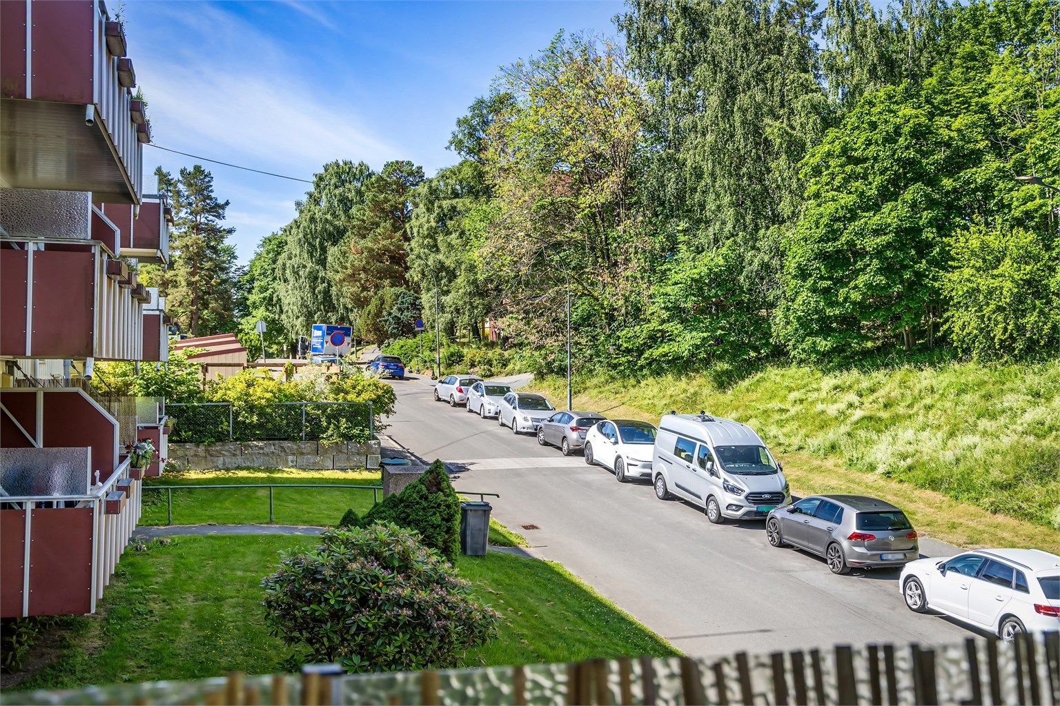 Gateparkering i gaten foran blokken. 