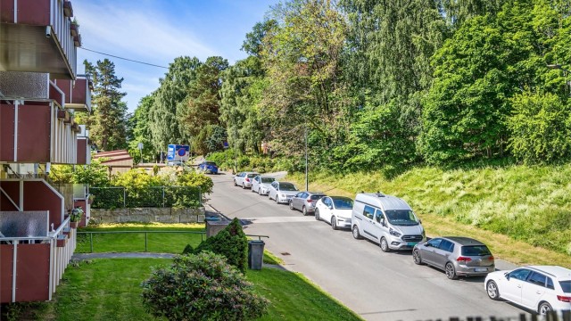Gateparkering i gaten foran blokken.