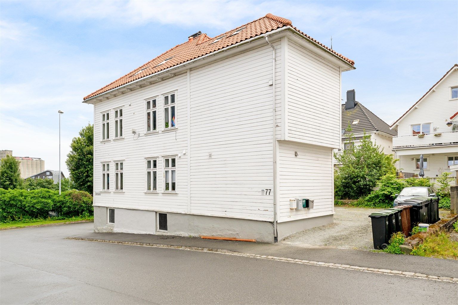 Leiligheten har en flott og tilbaketrukket beliggenhet i en rolig gate, samtidig som det er få minutters gange inn til sentrum