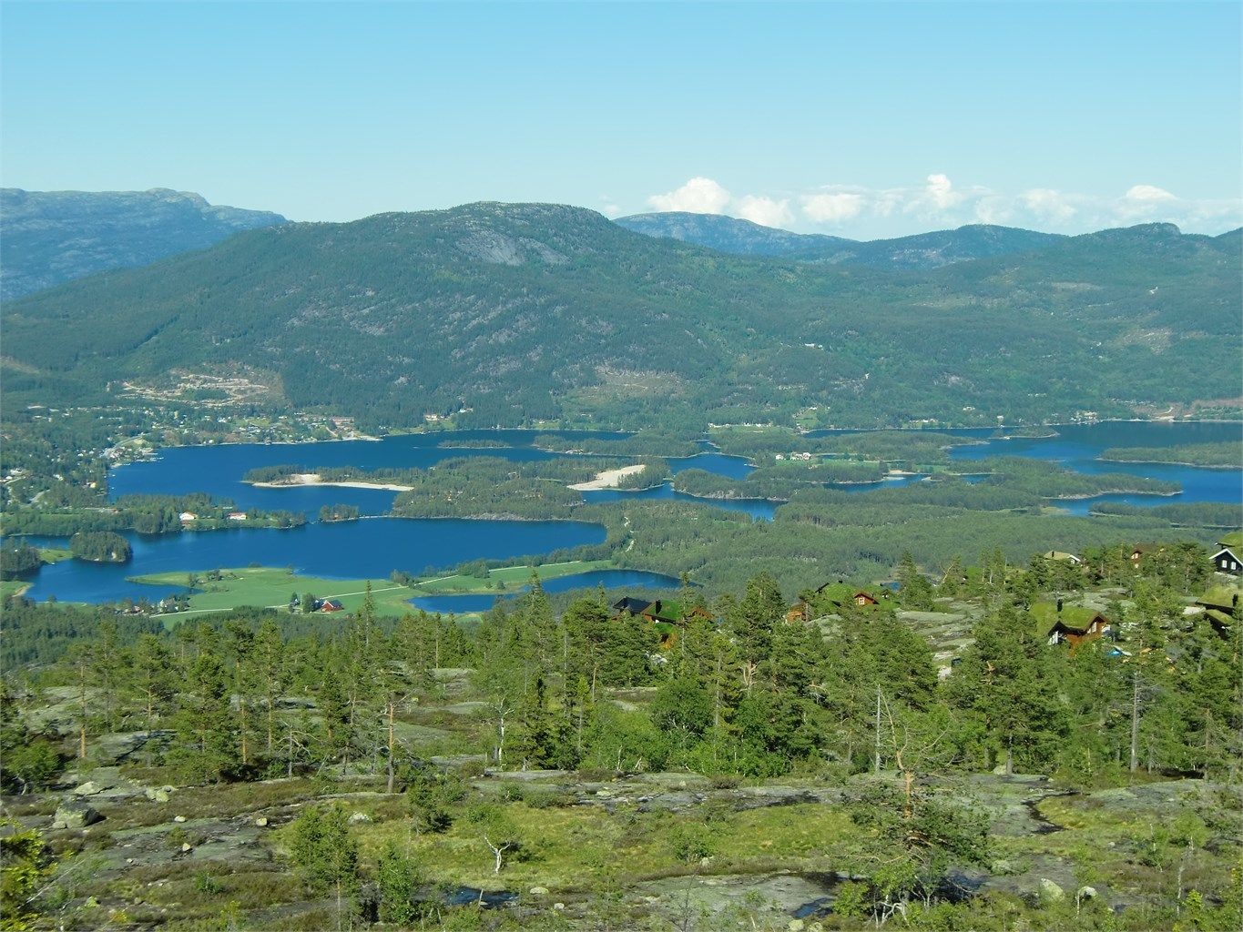 Om sommeren forvandles området til et eldorado for fotturer og sykling.
