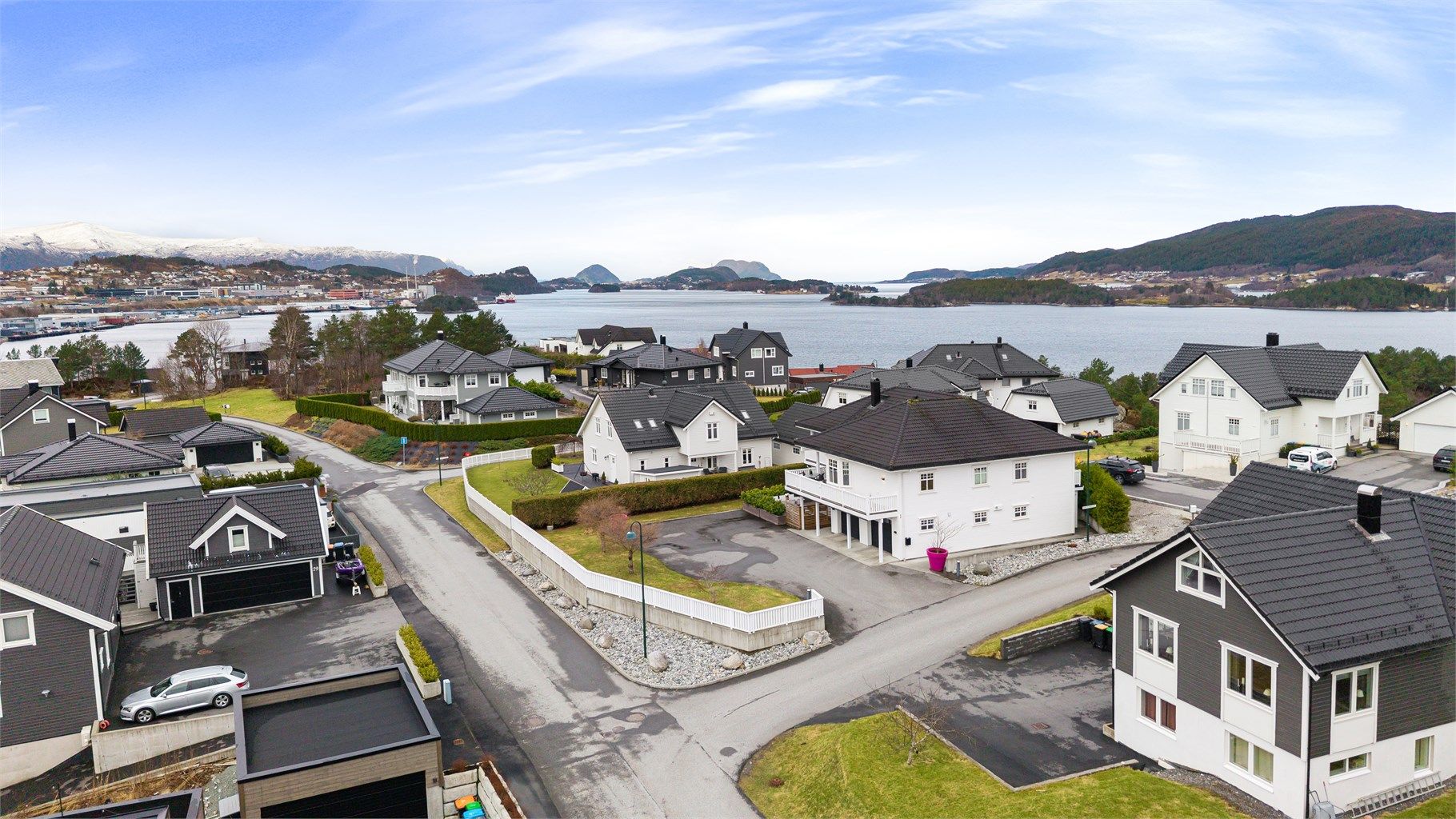 Dronebilde av eiendommen og nærområdet med utsikt mot Ellingsøyfjorden