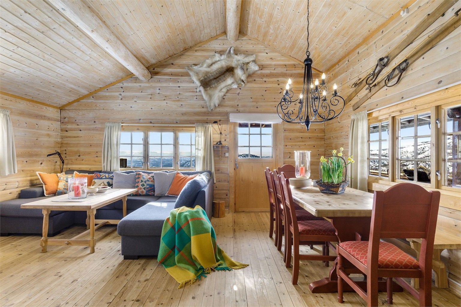 Luftig vinkelstue med sofaområde og spiseplass