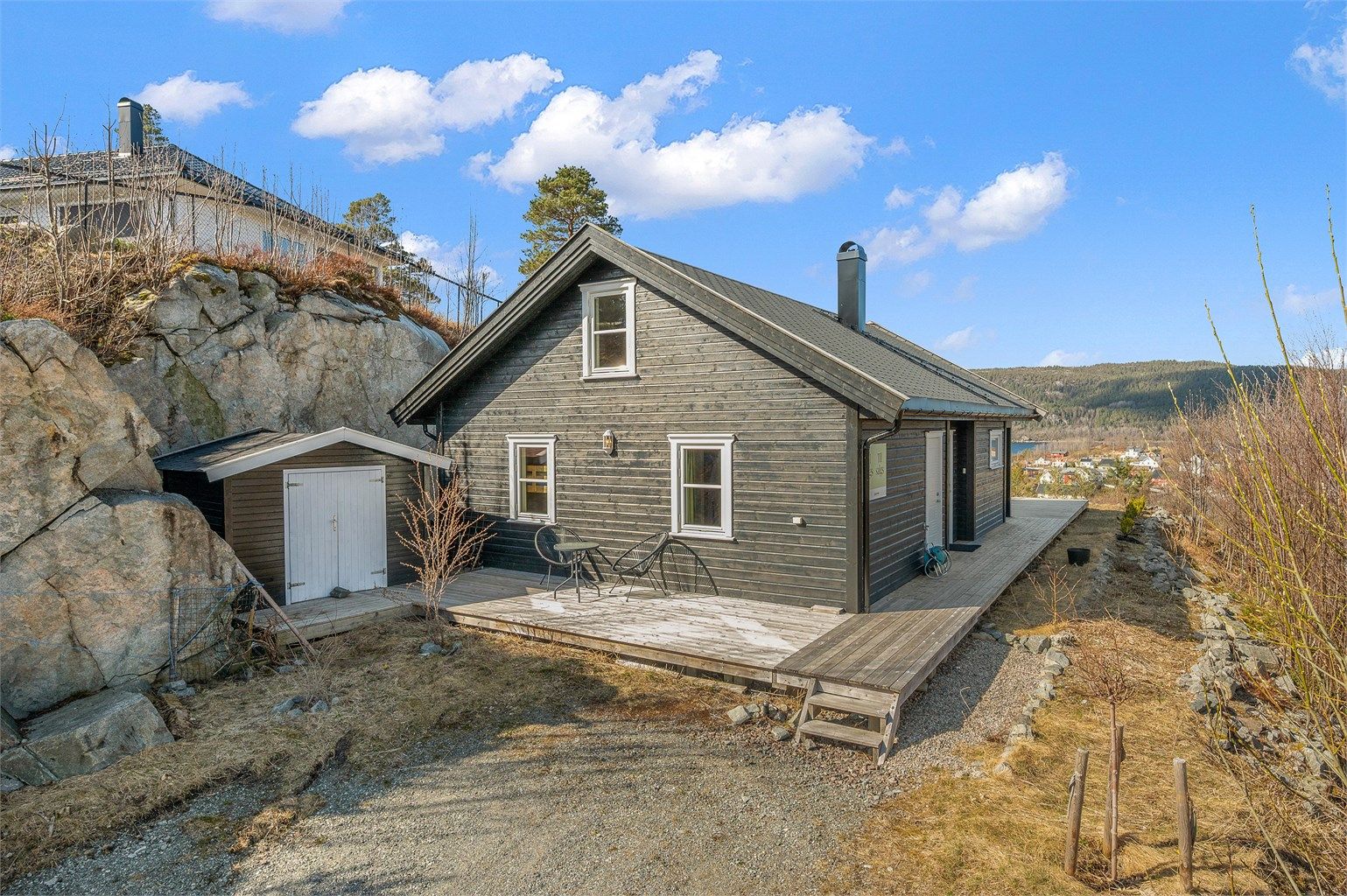 Tomten er pent opparbeidet med gruslagt gårdsplass med flere biloppstillingsplasser, plenareal og diverse beplantninger. 