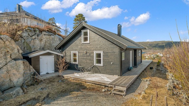 Tomten er pent opparbeidet med gruslagt gårdsplass med flere biloppstillingsplasser, plenareal og diverse beplantninger.