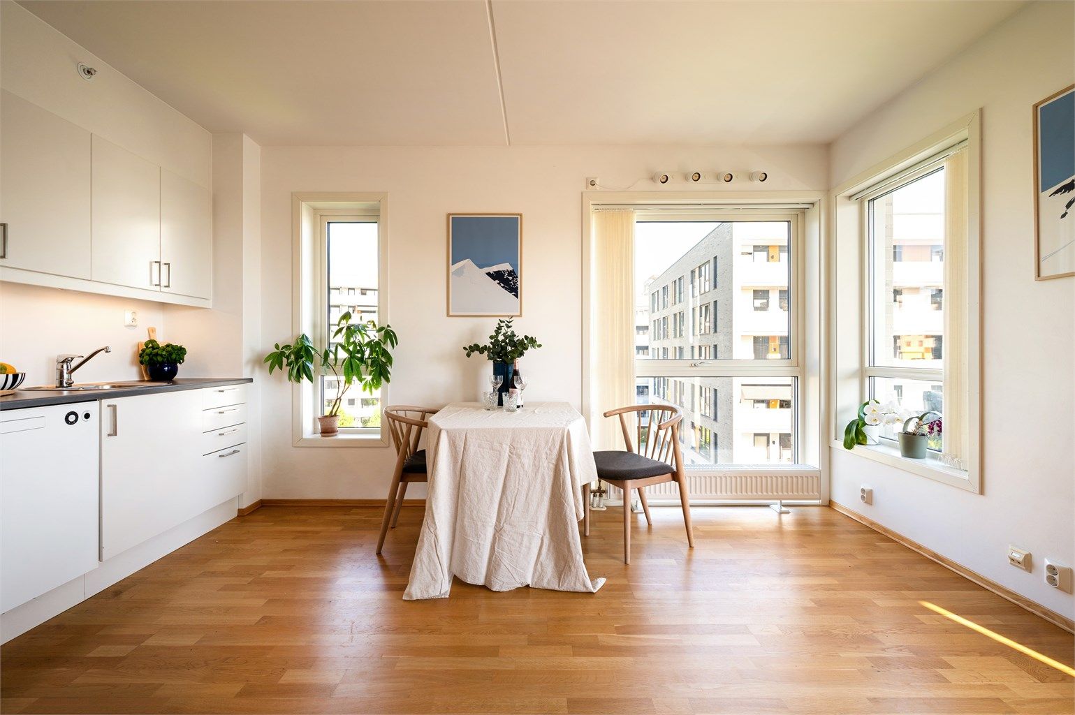 Innvendig har du åpen planløsning og store vindusflater