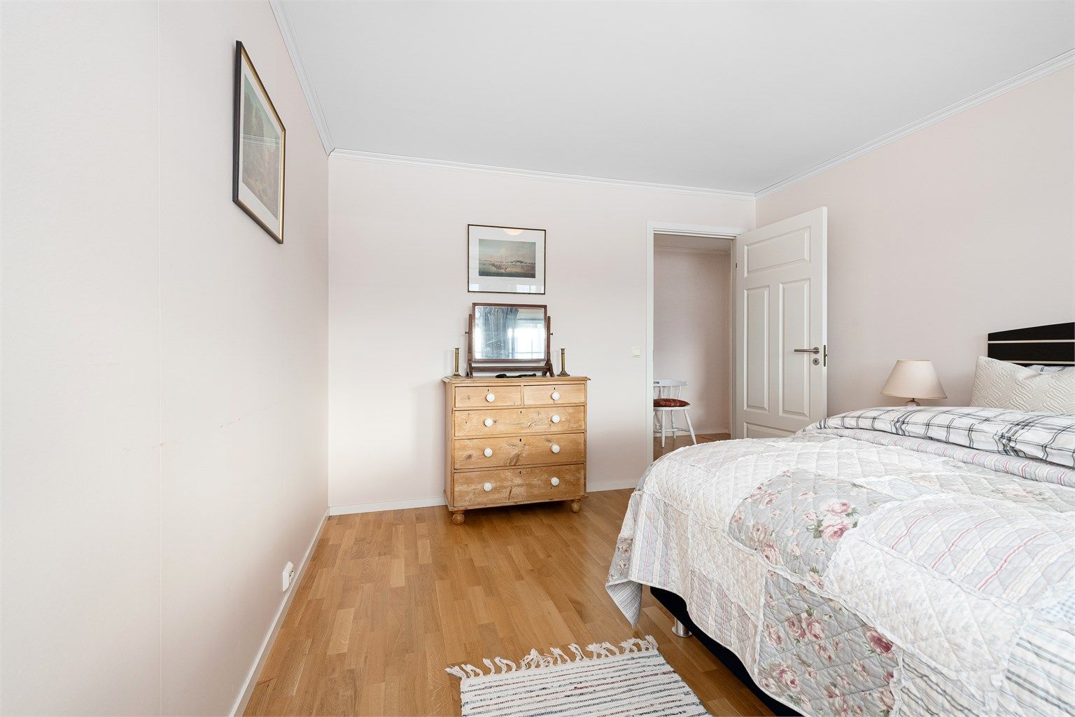 Soverom 1 i underetasjen tilhørende hovedleiligheten 