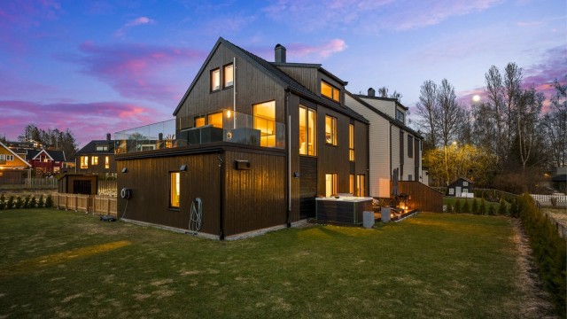 Nhut Nam Huynh v/ Eiendomsmegler Krogsveen har gleden av å presentere denne moderne og delikate halvparten av tomannsbolig fra 2022.