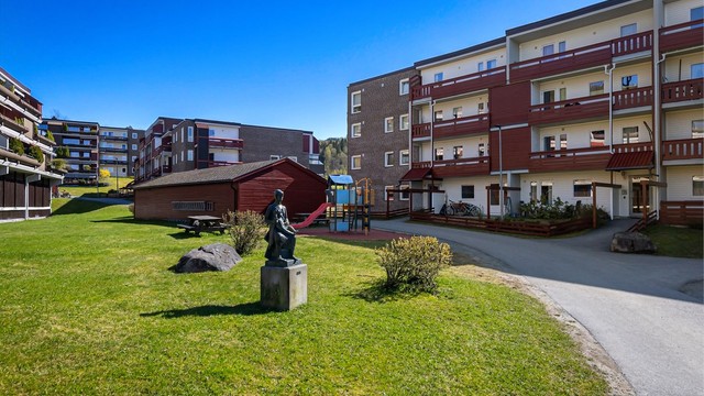 Leiligheten passer perfekt for deg som ønsker å bo tett på naturen og marka, men samtidig vil bo med gangavstand til gode busstilbud, kaféer, restauranter, butikker og servicetilbud