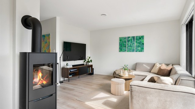 En moderne peisovn er sentralt plassert og gir ekstra varme på kalde dager.
