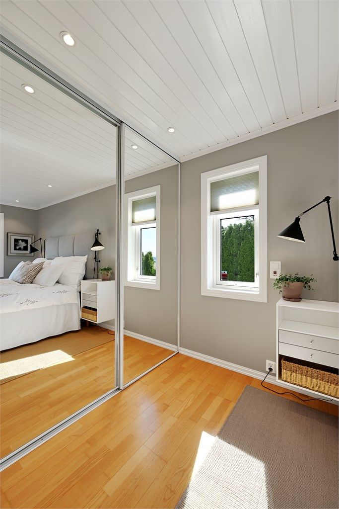 Garderoben har speilfronter som bidrar til en økt romfølelse.