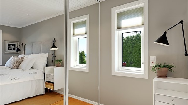 Garderoben har speilfronter som bidrar til en økt romfølelse.