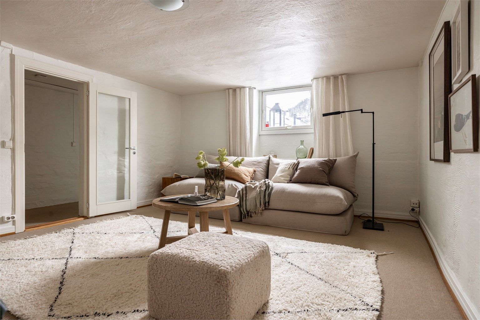 I den godkjente søknaden er kjellerstuen er utvidet ved å ta halve vaskerommet med potensielt plass til kjøkken