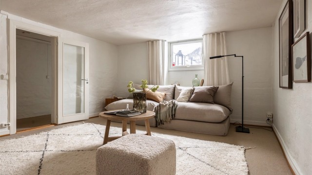 I den godkjente søknaden er kjellerstuen er utvidet ved å ta halve vaskerommet med potensielt plass til kjøkken