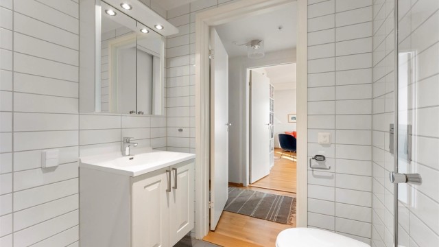 Innredningen består av et vegghengt servantskap og speilskap med belysning.