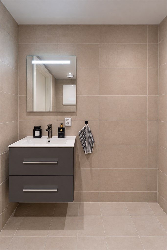 Badet er holdt i lekre og tidløse farger. Enkelservant med oppbevaringskuffer.