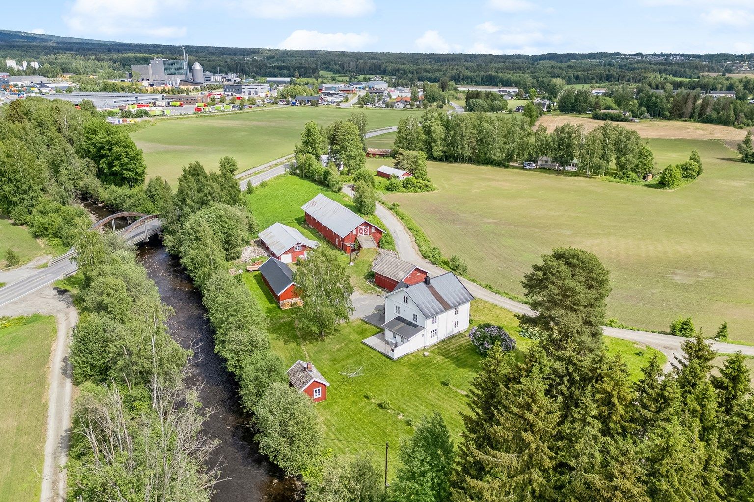 Eiendommen er beliggende i idylliske omgivelser ved Flagstadelva ved Trehørningen i Hamar kommune.