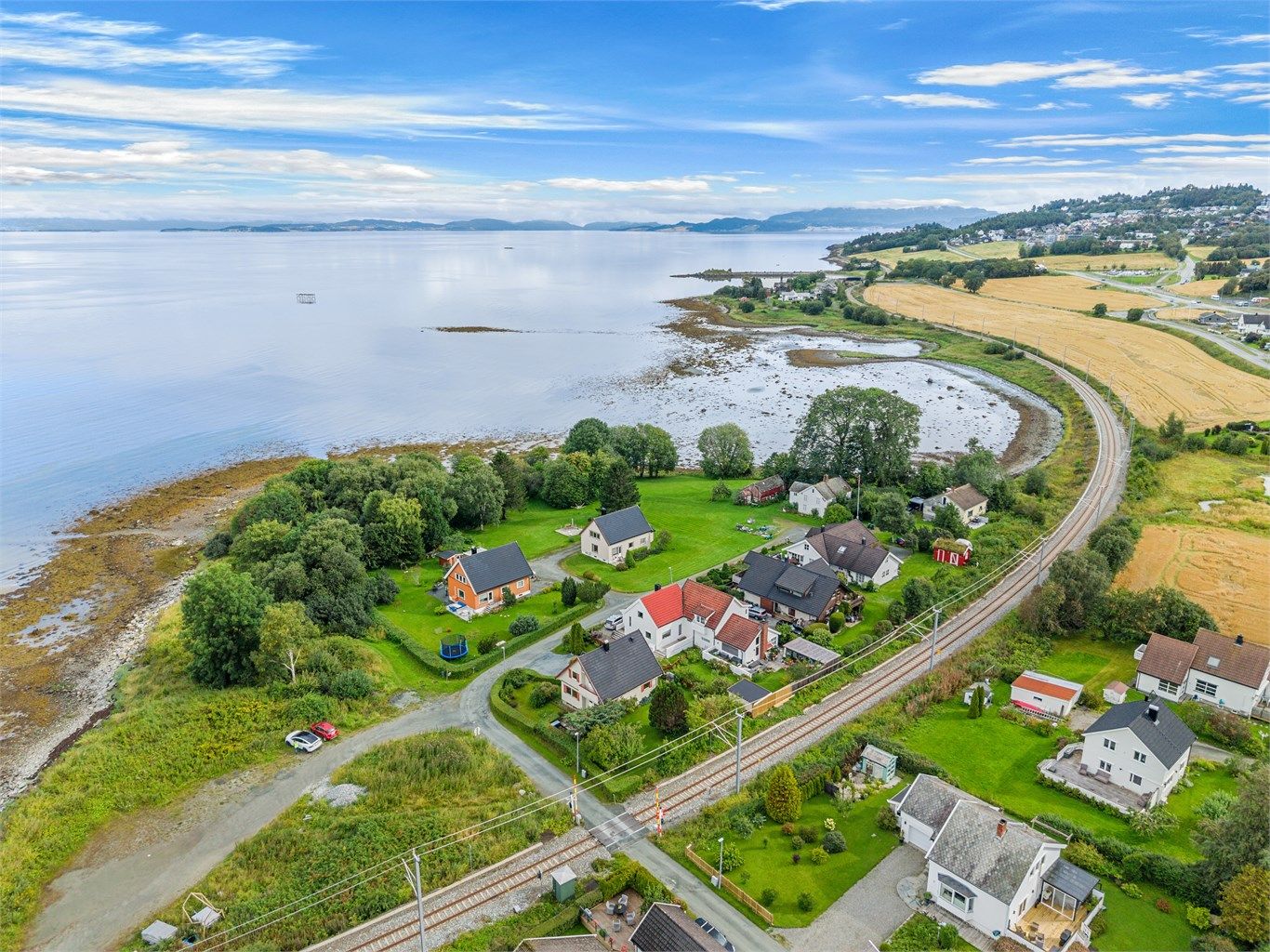 Fra eiendommen er det kort vei til Ladestien, som følger fjorden fra Lade og videre østover mot Grytbakkstranda og Være. Dette er en av Trondheims mest populære turveier og byr på flotte naturopplevelser gjennom hele året. 