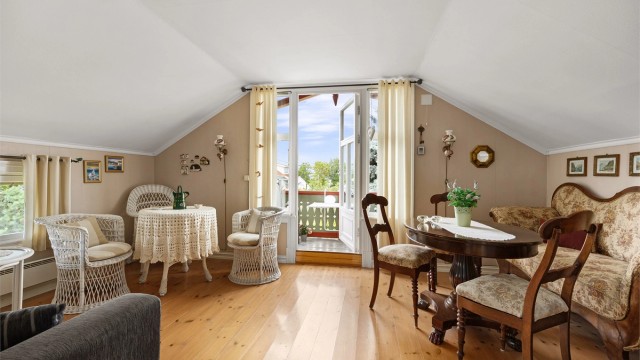 Loftstuen har god plass til flere sittegrupper under skråtaket.