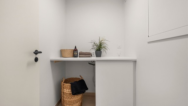 Eget vaskerom gir leiligheten en ekstra praktisk hverdagsfordel. Rommet har opplegg for vaskemaskin, benkeplass og varmtvannsbereder fra 2026 plassert under benk. Det elektriske anlegget ble også byttet ut i 2026.