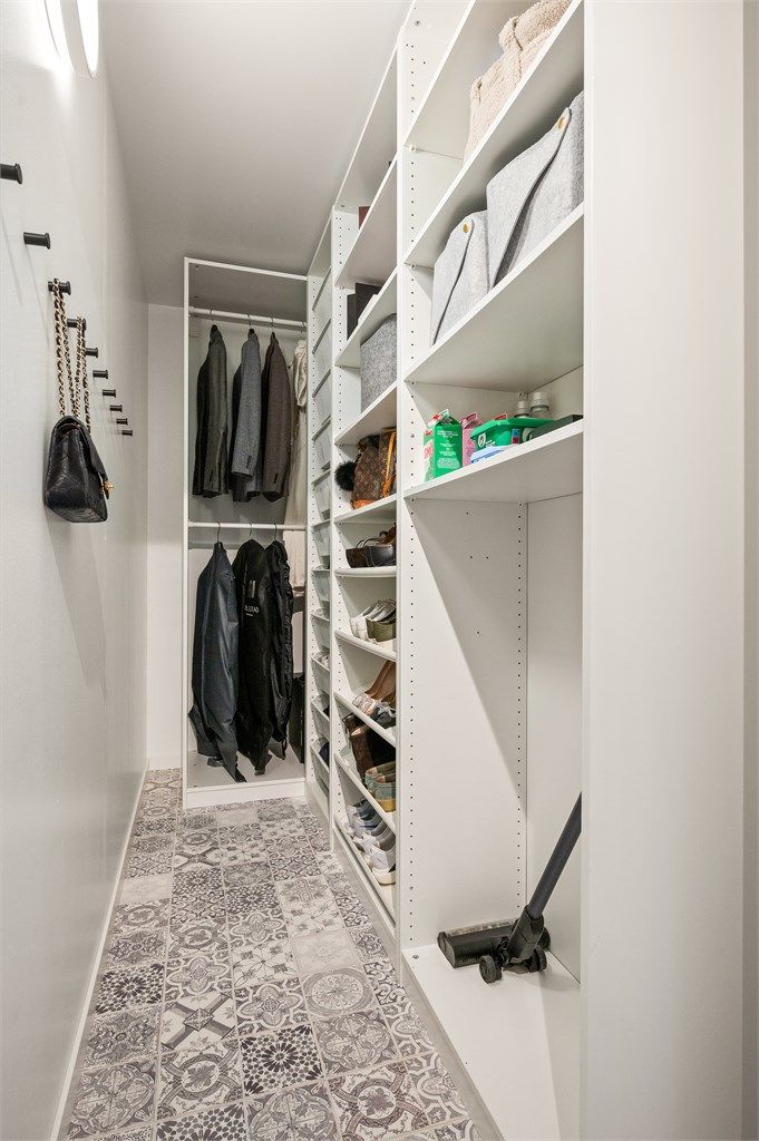 Leiligheten har en praktisk innvendig bod, i tillegg til en kjellerbod på ca. 5 m².