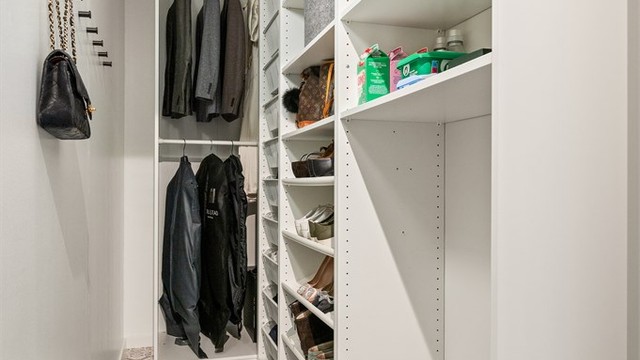 Leiligheten har en praktisk innvendig bod, i tillegg til en kjellerbod på ca. 5 m².