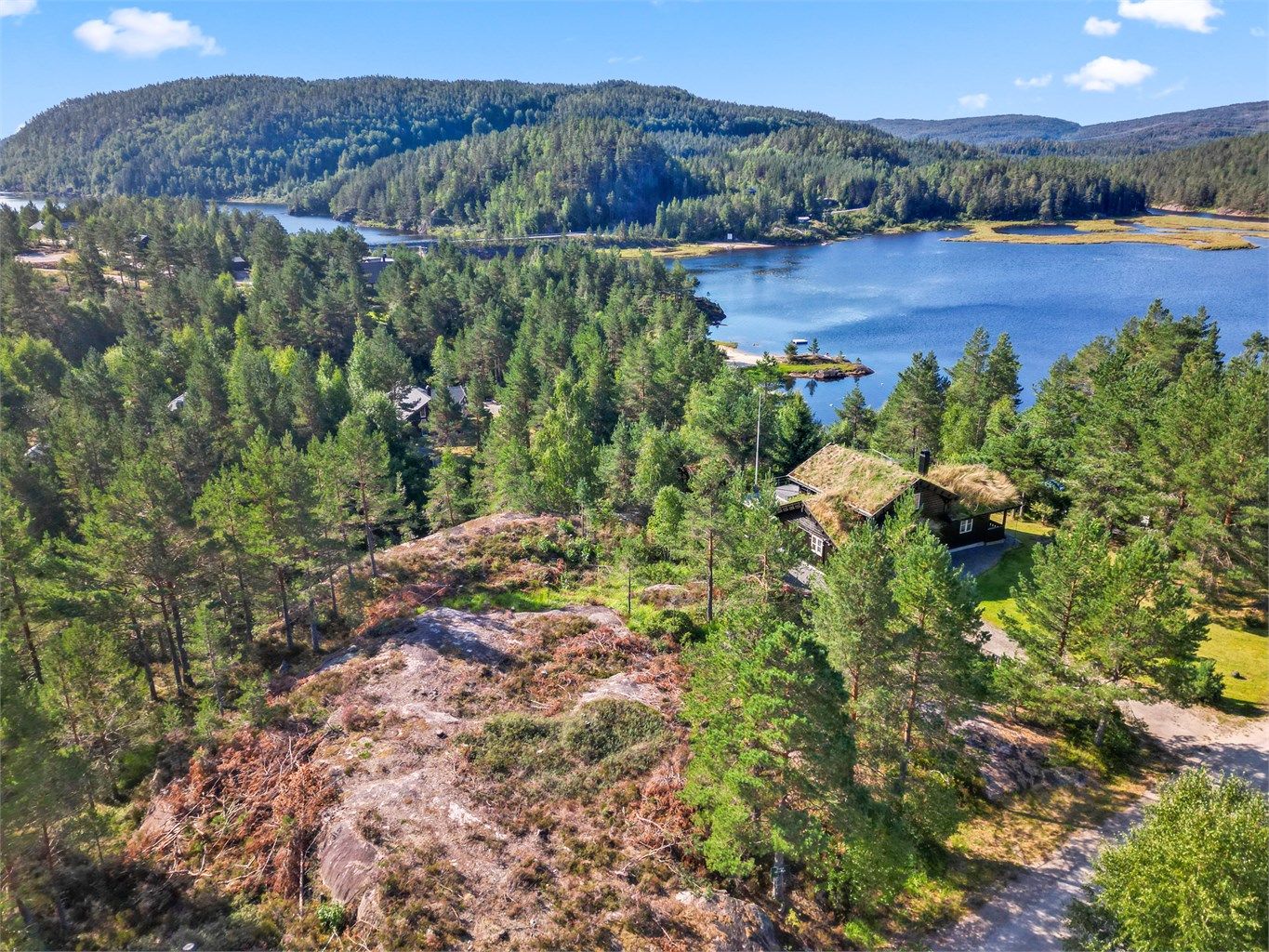Velkommen til Vågsdalsfjorden 135 - En meget flott og romslig hyttetomt et steinkast fra Vågsdalsfjorden med båtplass og strand 
