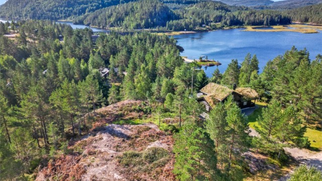 Velkommen til Vågsdalsfjorden 135 - En meget flott og romslig hyttetomt et steinkast fra Vågsdalsfjorden med båtplass og strand