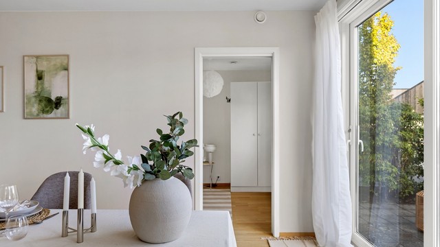 Adkomst til ett av soverommene direkte fra spisestuen.