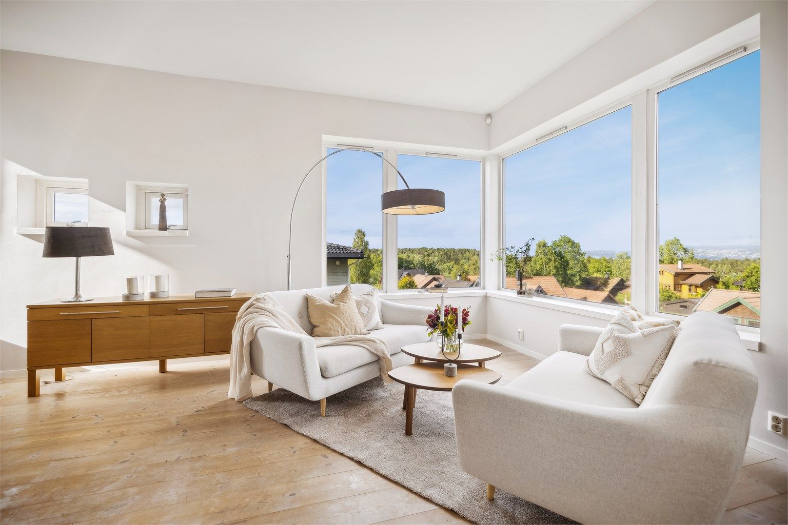 Boligen er designet for å fange lyset på best mulig måte! Med flere hjørnevinduer og en gjennomtenkt arkitektur, strømmer dagslyset inn fra flere vinkler og skaper en fantastisk atmosfære. 