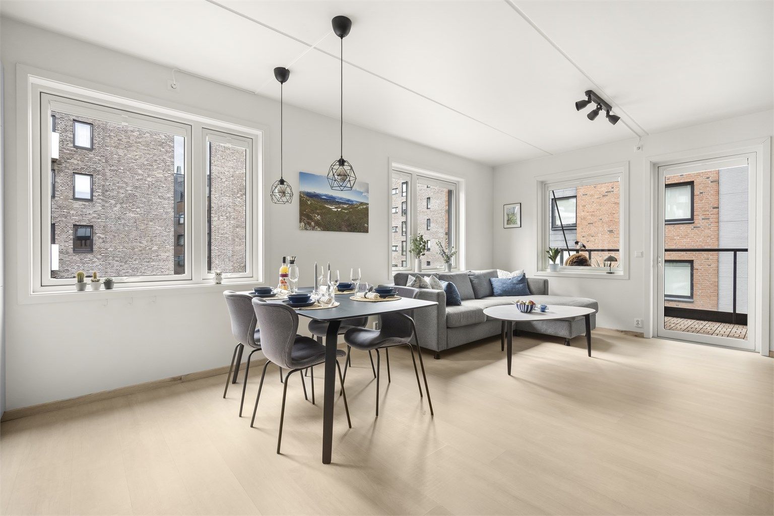 Her er det rikelig plass til både sofagruppe og spisebord